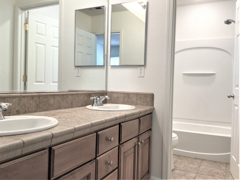 Building Photo - 6704 Altesino Dr