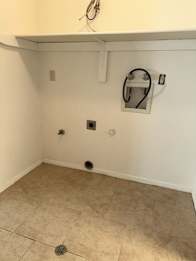 Building Photo - Unfurnished Full Time