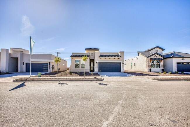 Building Photo - Beautiful East side House 4 bed-2.5 baths, part of The Overlook Casa Club that includes Swimming ...