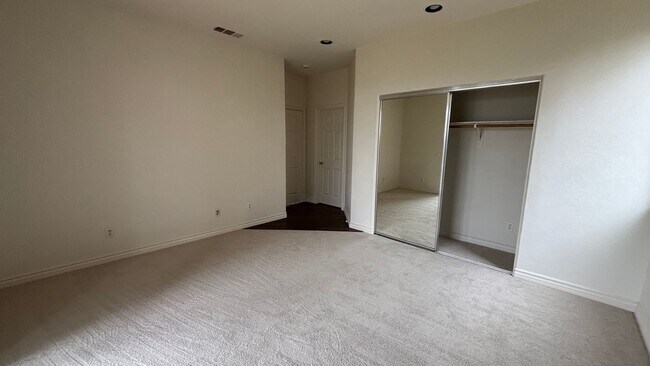 Building Photo - Large lovely home with amazing views!