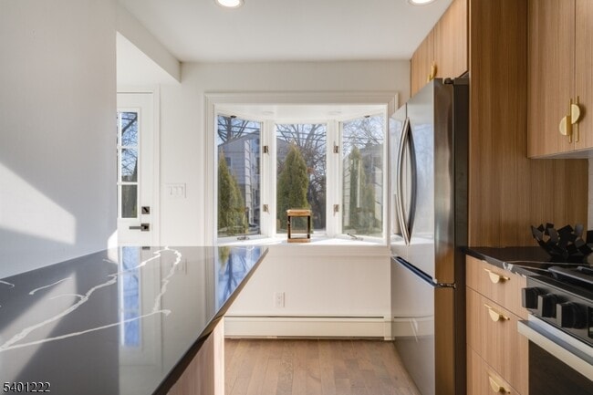 Building Photo - 21 Lombardy Pl