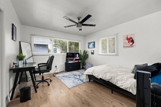 Building Photo - 2 kitchens + no back house!