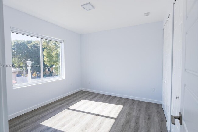 Building Photo - 1818 SW 22nd Ave