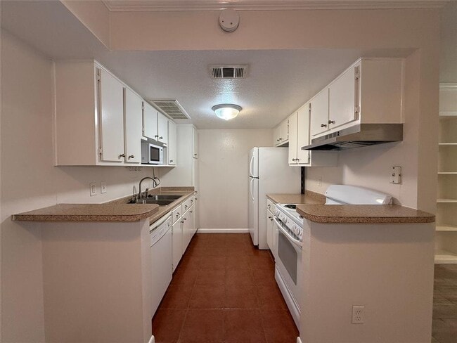 Building Photo - 2250 Bering Dr