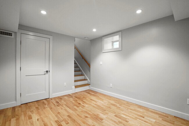 Building Photo - 14 Hardwick St