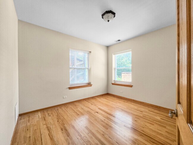 Building Photo - 4904 N Drake Ave