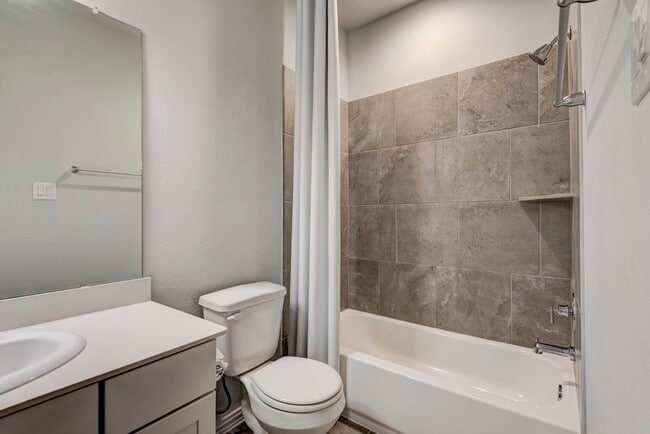 Building Photo - 208 Shoreview Dr