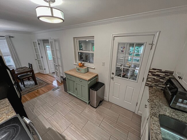 Building Photo - Sunny and Bright 4 Bedroom 3 Bath 2 Level ...