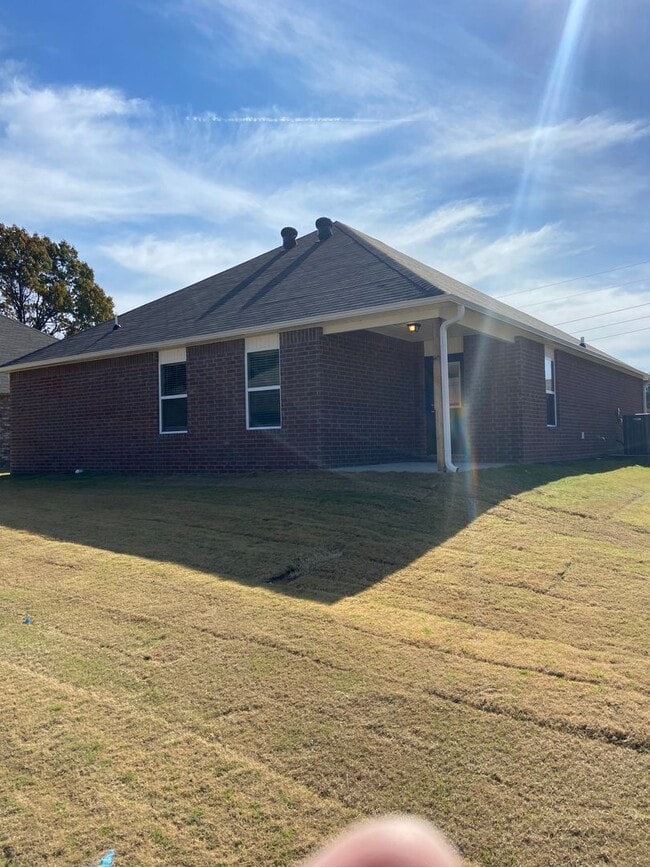 Building Photo - Fairview Haven Preleasing — 3 Bedroom, 2 Bath Home