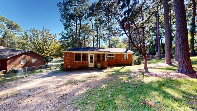 Building Photo - Cute 3 bedroom, 1 bath home tucked in a quiet cul-de-sac