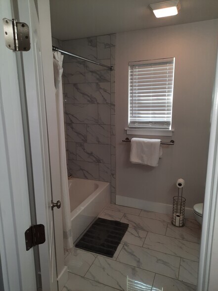 Building Photo - 1735 Woodridge Dr