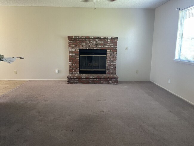 Building Photo - 817 N Sanders St