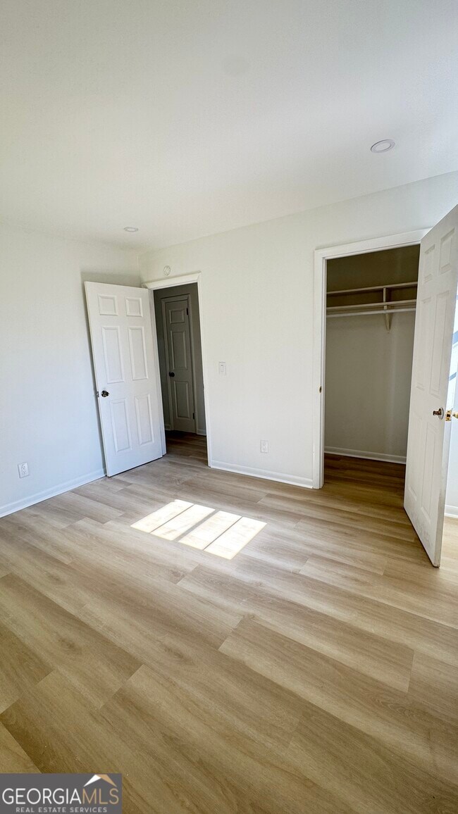 Building Photo - 723 Sheffield Rd