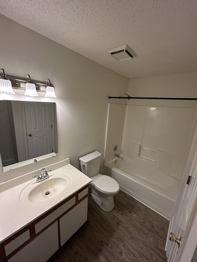 Building Photo - 104 Breezewood Dr
