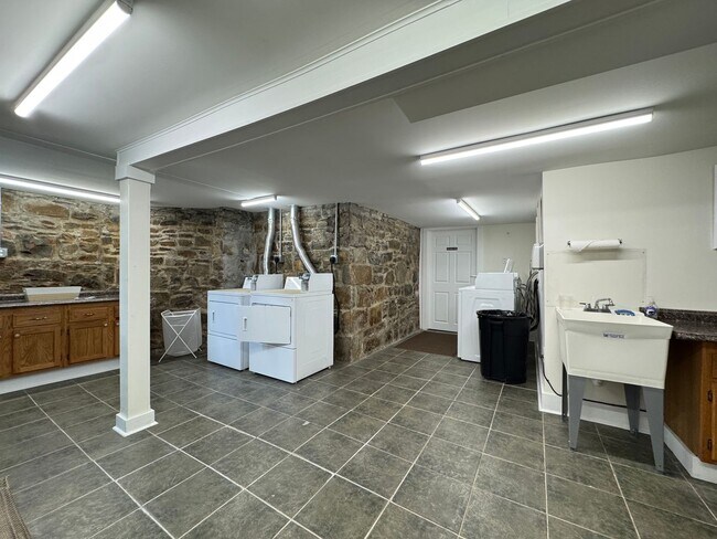 Building Photo - 169 Olive St