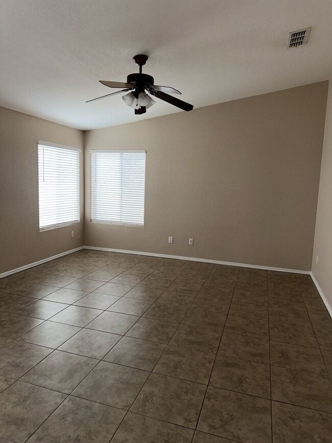 Building Photo - Unfurnished Full Time