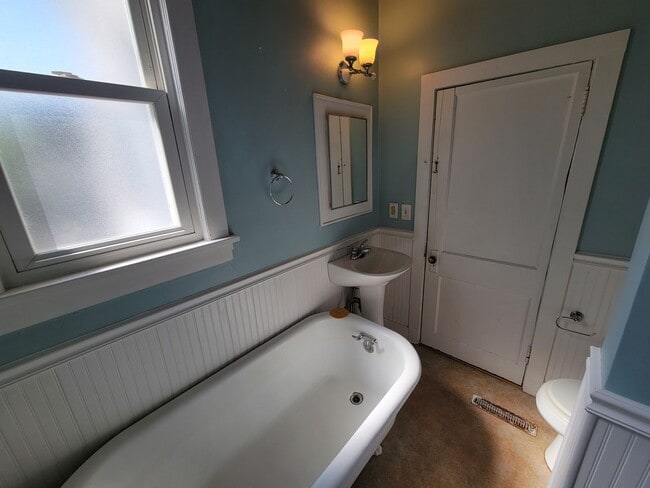 Building Photo - AVAILABLE April! - 4 Bed, 2 Bath Bright & Spacious Home