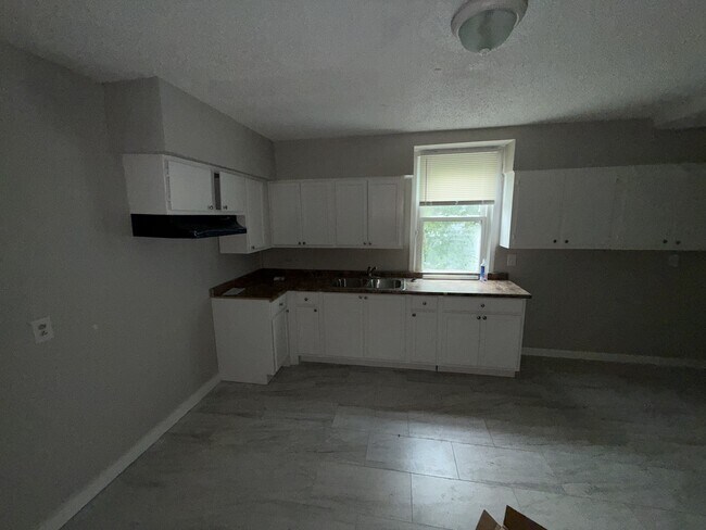 Building Photo - 1057 College St