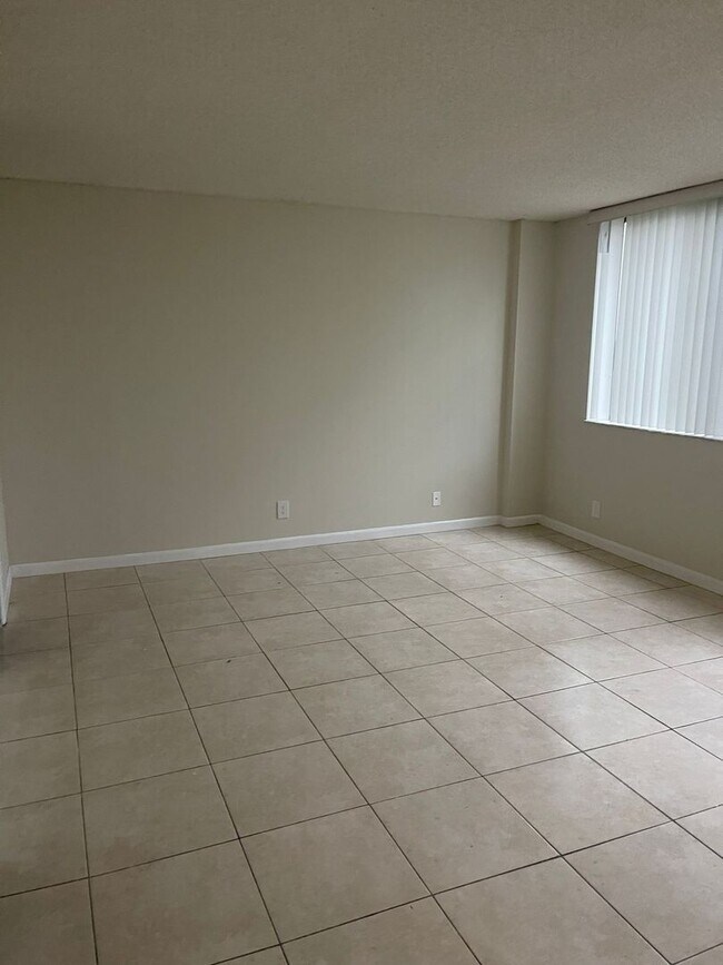 Building Photo - 1Bed/1.5 Bath