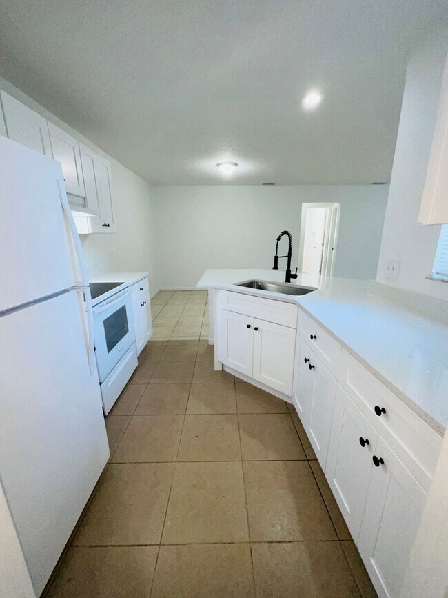 Building Photo - 2 Bedroom 2 Bathroom 1/2 Duplex