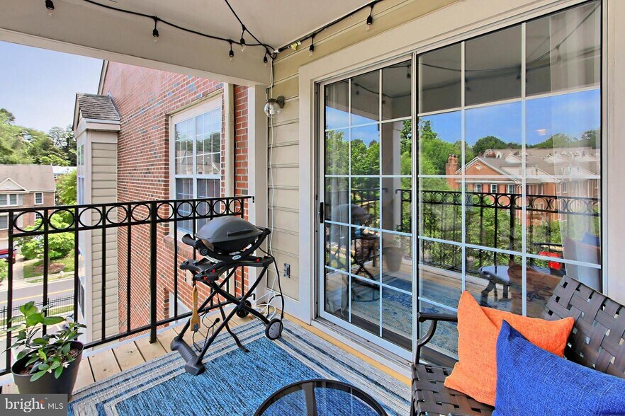 Building Photo - 1100 Quaker Hill Dr