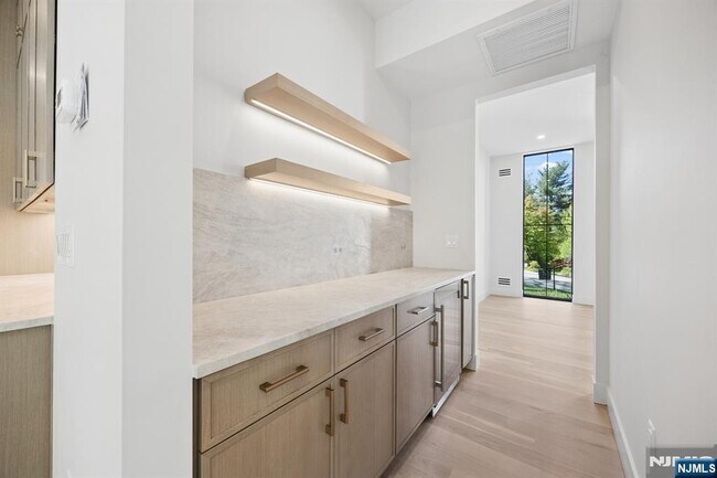 Building Photo - 242 Hardenburgh Ave