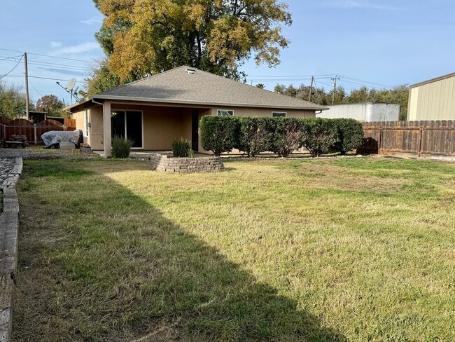 Building Photo - 3 Bedroom 2 Bath House!