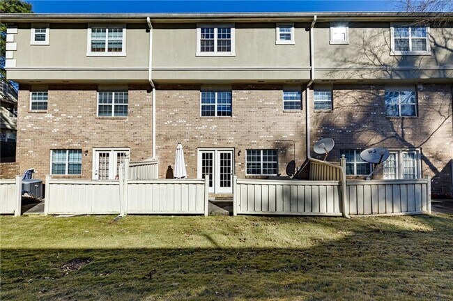 Building Photo - 6900 Roswell Rd