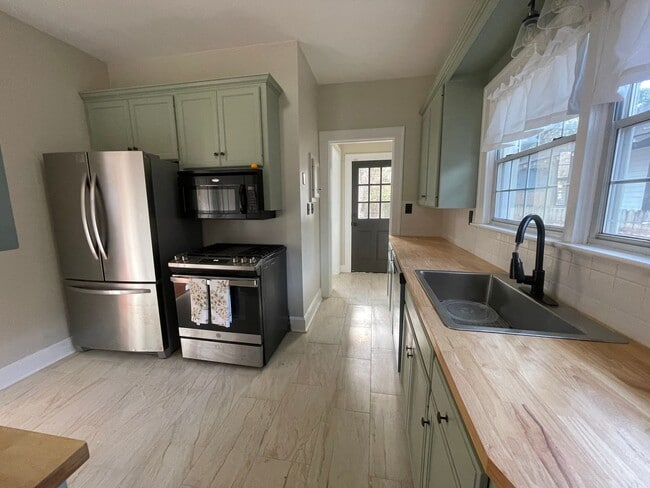 Building Photo - Highland Charmer! Come see Today!