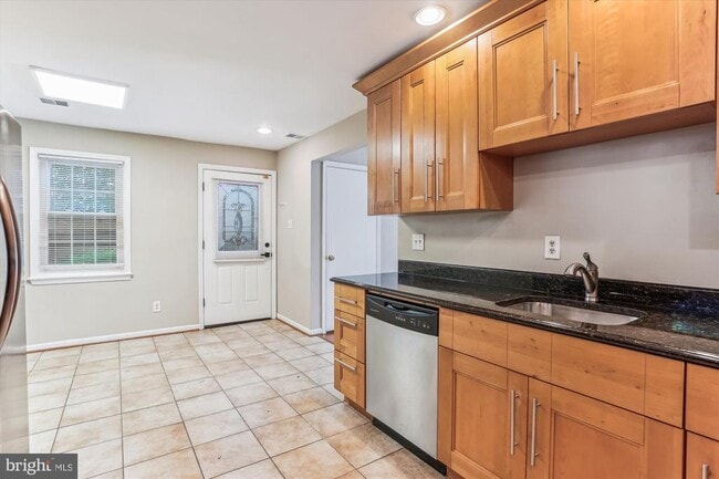 Building Photo - 102 Barnsfield Ct