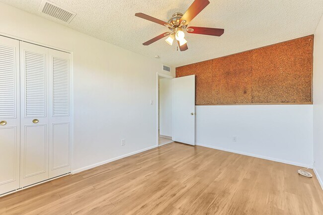 Building Photo - 4806 S Dorsey Ln