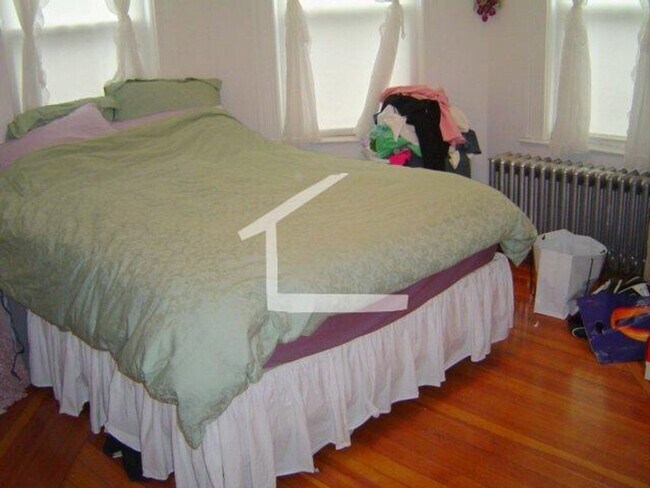 Building Photo - Oak Sq. Area of Brighton. Eat-in Kitchen, Parch, Laundry on a Site