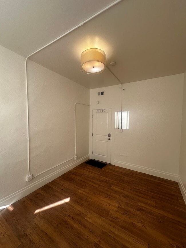 Building Photo - 205 9th St