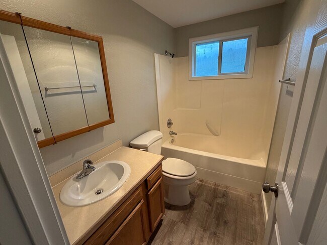 Building Photo - Convenient Location and Comfortable Living