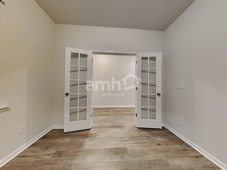 Building Photo - 514 Singing Bush Ave