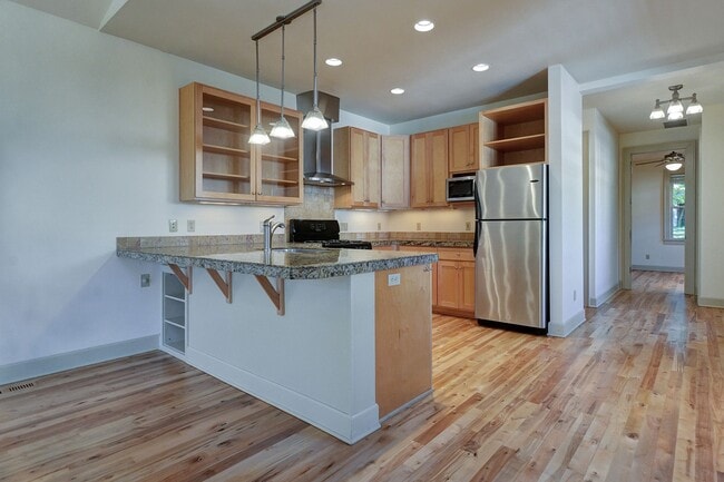 Building Photo - 577 5th St