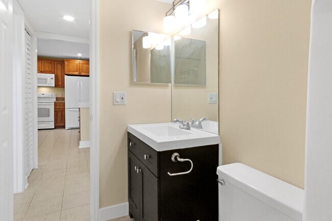 Building Photo - 717 S US Hwy 1