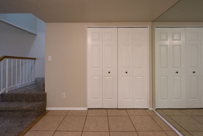 Building Photo - Spacious Updated Townhome in Downtown St. ...