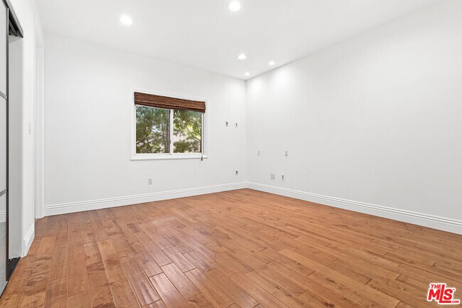 Building Photo - 4510 Tyrone Ave