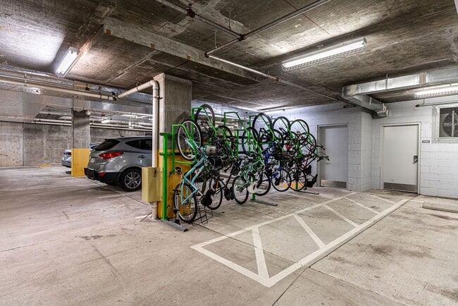 Building Photo - 2 Bed, 2 Bath Condo Bathed in Natural Light