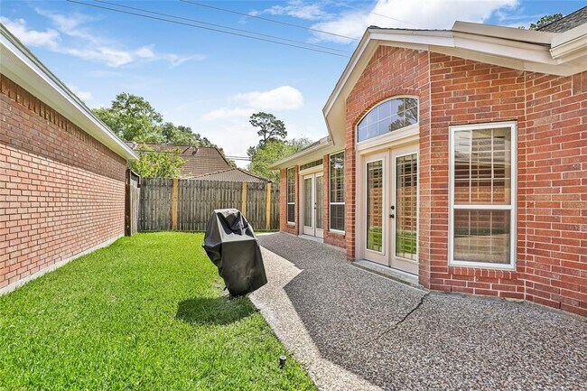 Building Photo - 3306 Redwood Lake Dr