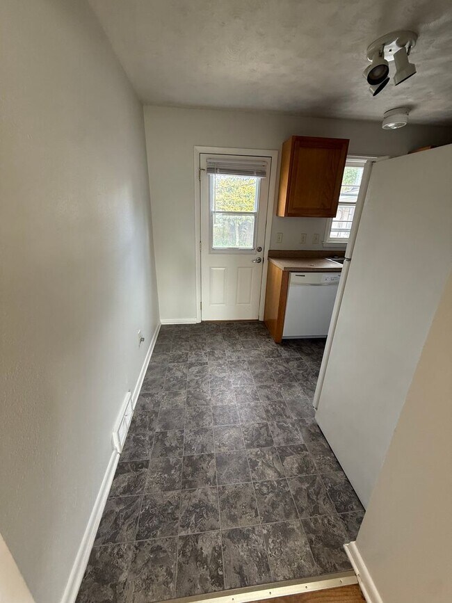 Building Photo - West Side 3 bedroom, 2 bathroom home for rent