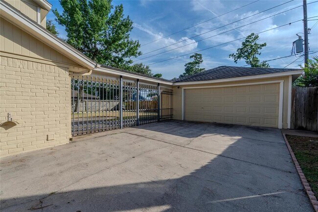 Building Photo - 16227 Southampton Dr