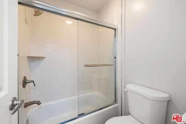 Building Photo - 10982 Roebling Ave