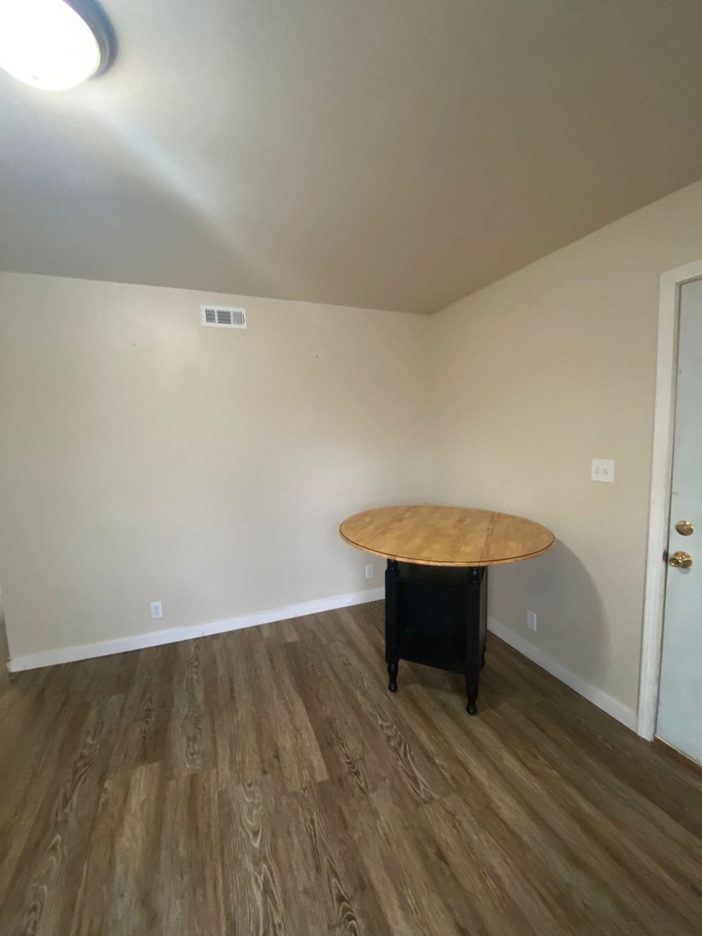 Building Photo - 325 Sunnyside St