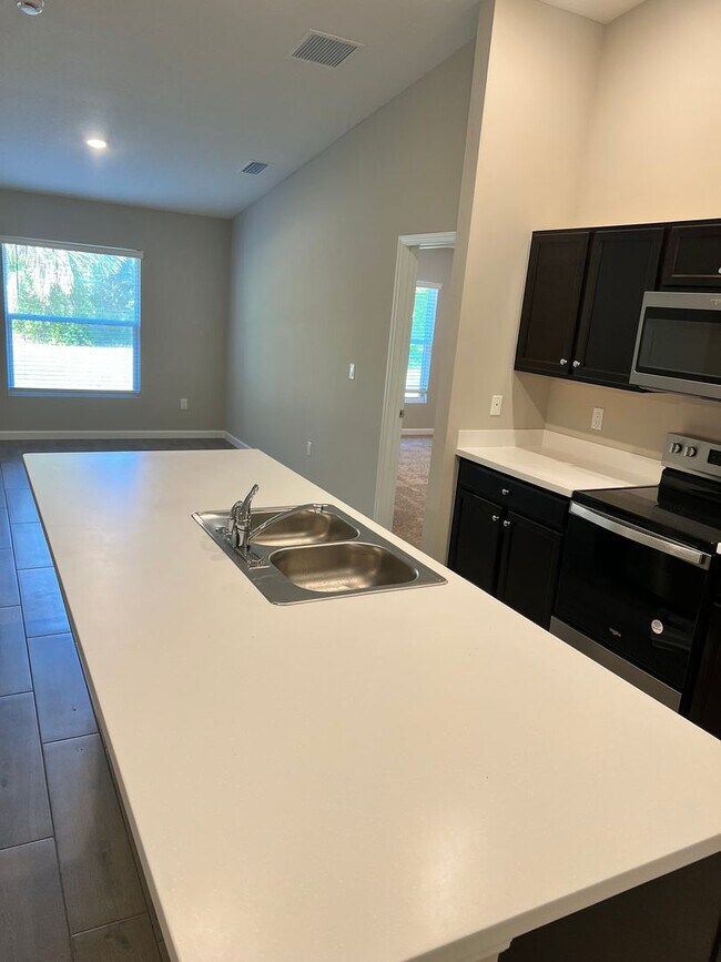 Building Photo - NEW 4 BEDROOM 3 BATH HOME! AMAZING LOCATION!