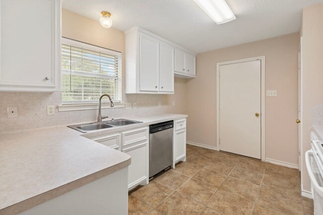Building Photo - MAY MOVE IN!  3 Bed, 2 Bath Home in Bryan Available Now!