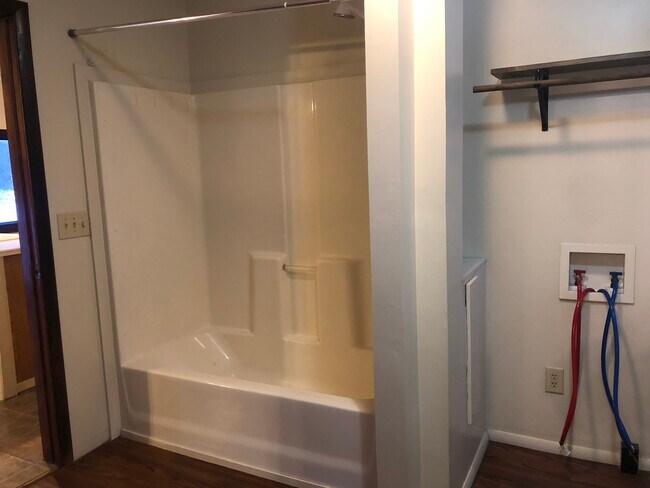 Full bathtub in large bathroom - 6764 Sutliff Rd