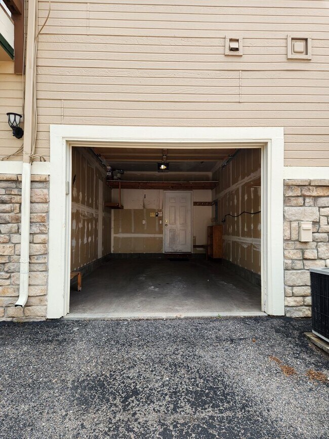 Building Photo - Stylish 2 Bed, 2 Bath Main-Floor Condo – U...