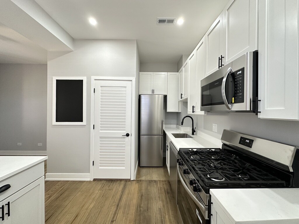 Building Photo - 3828 N Wilton Ave